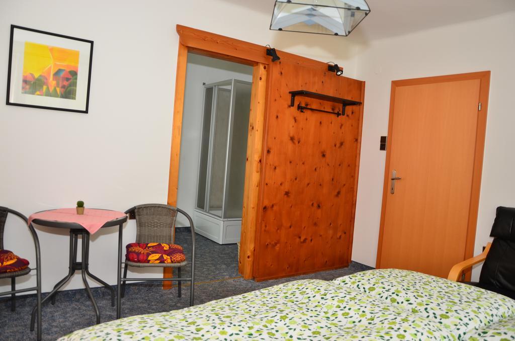 Haus Dachstein Schnitzer Hotel Eben Im Pongau Ruang foto