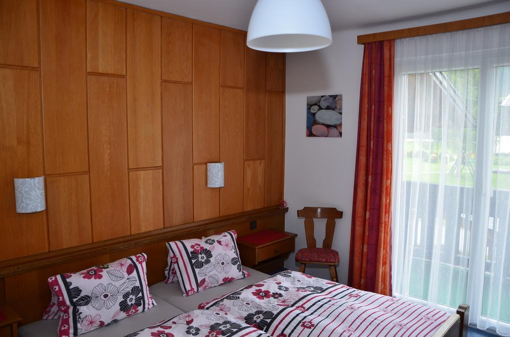 Haus Dachstein Schnitzer Hotel Eben Im Pongau Ruang foto