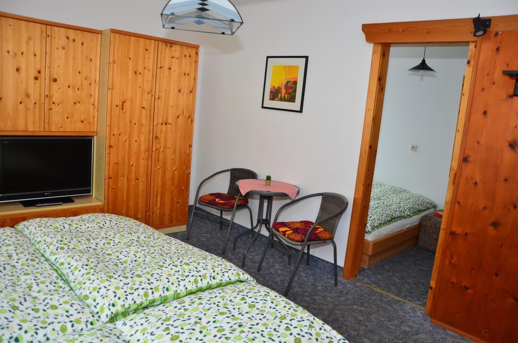 Haus Dachstein Schnitzer Hotel Eben Im Pongau Ruang foto