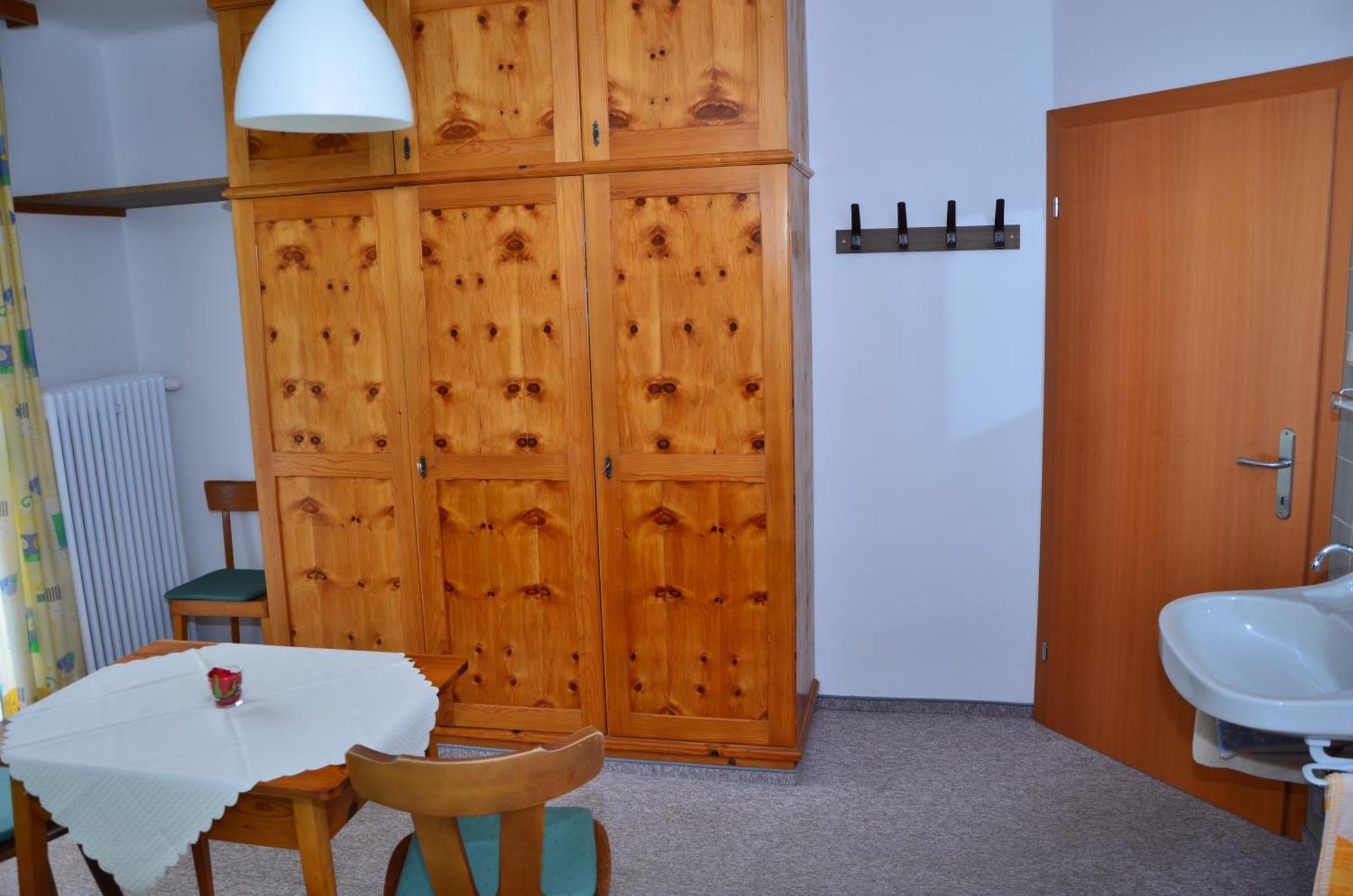 Haus Dachstein Schnitzer Hotel Eben Im Pongau Ruang foto
