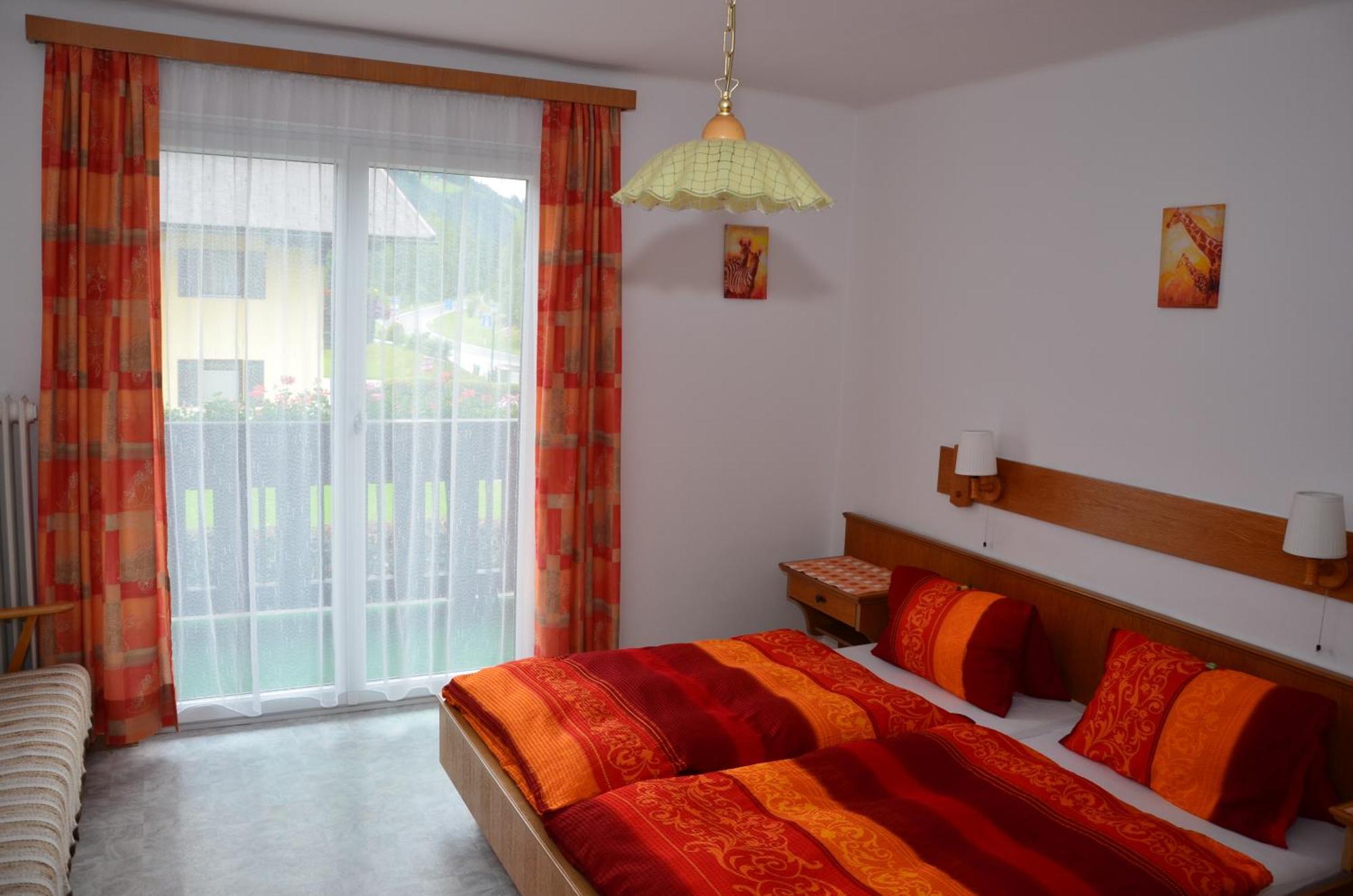 Haus Dachstein Schnitzer Hotel Eben Im Pongau Ruang foto